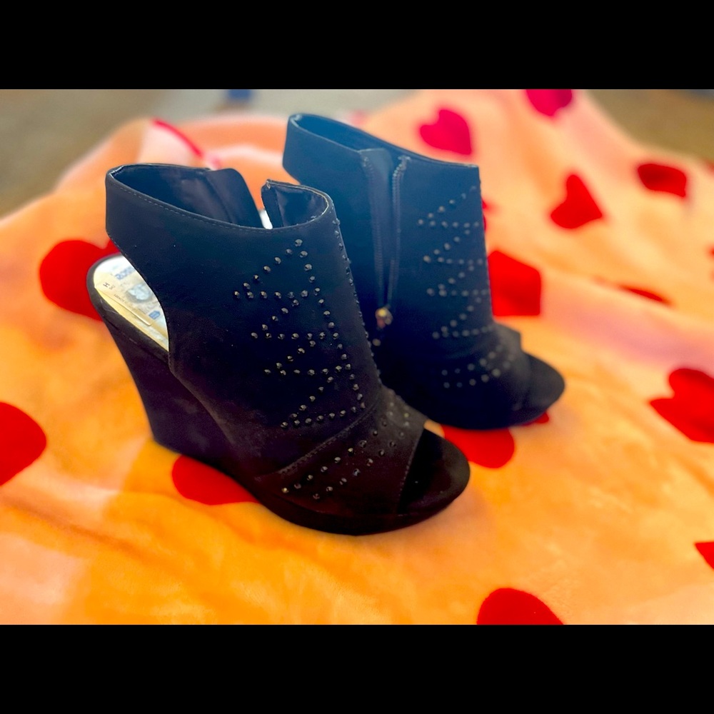 Black wedges